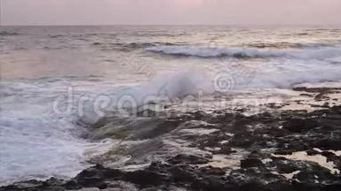 海浪撞击海岸线上的岩石。